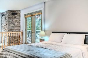 Muskoka Lakefront 4-bdrm Guest House