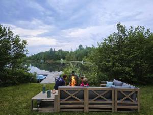 Le Lac Apaisant - Rustic Haven by the Water