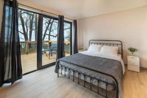 2-bedroom Lake Front Cottage in Harwood ON #6