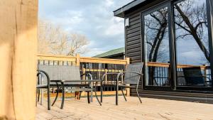 2-bedroom Lake Front Cottage in Harwood ON #4