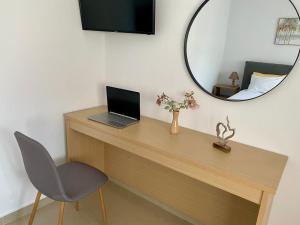 Central & Riverfront Room 3