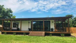 "Glamtainer" One of a kind Romantic Luxe Retreat, 8 Minutes to Emerald Beach, Outdoor Haven
