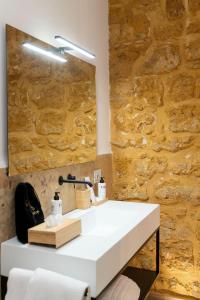 Habitación con cama grande