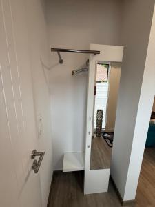 Modernes Ferienhaus am See mit Garten