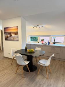Modernes Ferienhaus am See mit Garten