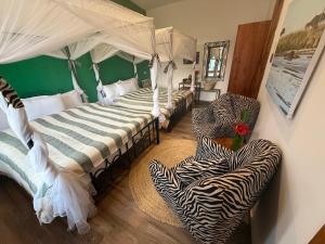 Moyoni Africa Lodge & Tours