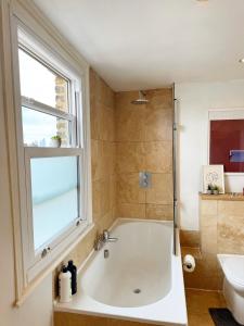 Chic & Spacious Flat by Clapham Junction