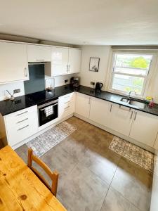 Chic & Spacious Flat by Clapham Junction