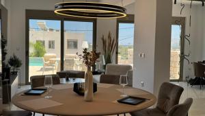 ARYVE Boutique Villa mit Akropolis- und Meerblick, Infinity-Pool und Designer-Interieur