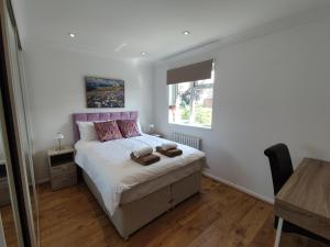 3 bedroom HOUSE, Garden, PARKING, Wi-fi, CONTRACTOR STAY, close to the beach, shops, hospital, airport