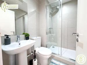 3 Bedroom Apt By ThreeThreeThreesProperty Short Lets & Serviced Accommodation Leeds With Wi-Fi & Parking