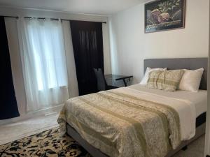 Bedroom private Bathroom in Upland