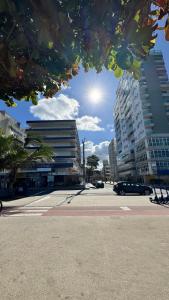 Apartamento Vista Mar 209 - 2 quartos - Praia do Morro - prédio frente Mar - varanda com vista mar - elevador - atravessou a avenida, já está na praia - com garagem - internet
