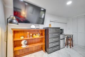 3 Mi to Beach Hollywood Studio with Yard!