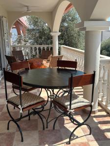 Steps to beach 3 Bedrooms 2 Bathrooms 2 Kitchens with a Terrace - 2 Parking spots - Sea View - 3hvězdičkové hotely ve městě Sveti Stefan