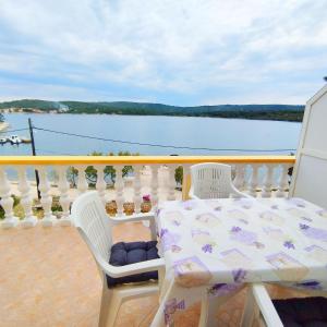 Apartments Grbac Veli Rat-Seaside