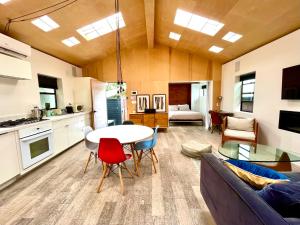 Venice Beach Bungalow by ArtSpace Locations