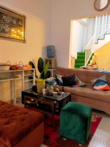 Penginapan, homestay Gor Ken Arok kota malang jawa timur bisa 5-10 orang cocok bagi yg mau ke Bromo dan sekitarnya