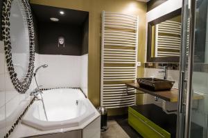 Villas Maison Contemporaine Bien etre Jacuzzi Hammam et Art immersif dans un cadre zen proximite Mont Saint Michel : photos des chambres