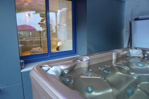 Villas Maison Contemporaine Bien etre Jacuzzi Hammam et Art immersif dans un cadre zen proximite Mont Saint Michel : photos des chambres