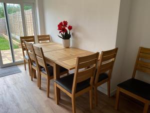 6 Bedroom Home, FREE Parking & Wi-Fi Garden