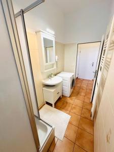 1 Min to Metro I Balcony I 20 Min toCity