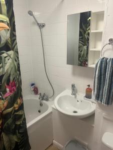 Lovely One Bedroom Flat Near Bermondsey Station Walk to the River and Southwark Park