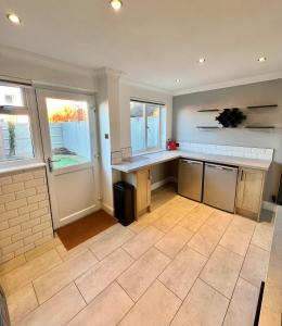 Furzton - Modern Home and Garden, Free Private Parking, TV, Sleeps 6 Guests