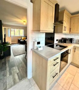 Furzton - Modern Home and Garden, Free Private Parking, TV, Sleeps 6 Guests