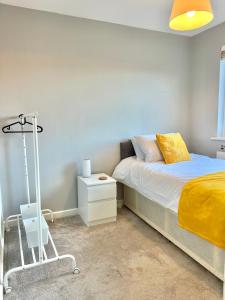 Furzton - Modern Home and Garden, Free Private Parking, TV, Sleeps 6 Guests