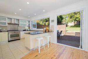 Serena Cottage - Sunlit Escape by Woy Woy Bay Wharf