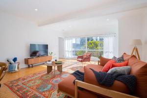 Serena Cottage - Sunlit Escape by Woy Woy Bay Wharf