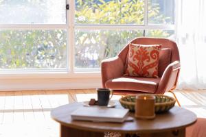 Serena Cottage - Sunlit Escape by Woy Woy Bay Wharf