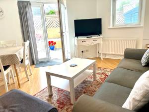 Marina Waves Apartment- Brighton, free parking, patio, ground-floor holiday home, one bedroom, sleeps 3