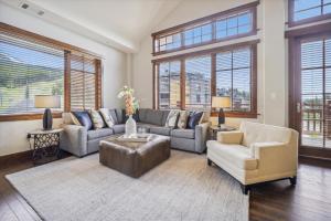 Three-Bedroom Apartment room in One Ski Hill Place 8424 condo
