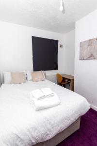 Wolverhampton 4-Bed Contractor & Family House