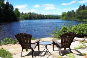 Le Geai Bleu - Waterfront Chalet with Spa