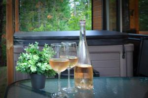 Le Geai Bleu - Waterfront Chalet with Spa