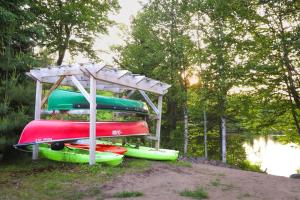 Le Pic-Bois - Waterfront Chalet with Spa