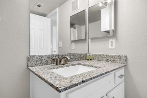 2BR Spacious Getaway Near Dwntown, Pool, UT Austin