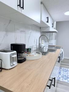 Spacious 2 bedroom with 2 queen beds and one sofa bed lower unit with separate entrance and parking space Near Downtown, Calgary Zoo, Costco and many more
