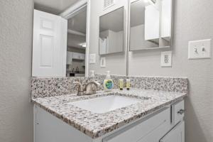 2BR Modern Hideaway near Downtown, Gated, Pool