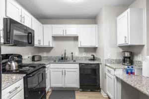 2BR Modern Hideaway near Downtown, Gated, Pool