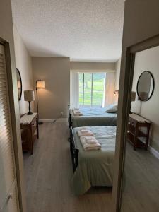 Cozy condo in Northdale Tampa, with golf course views! Snowbirds welcome!