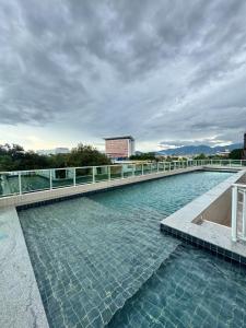 Ap próx ao shopping com garagem, piscina e ar