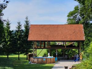 Creekside House with pool 