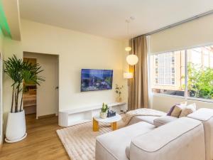 2 Bedroom for 3 guests in heart Sathorn with Balcony