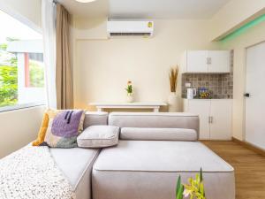 2 Bedroom for 3 guests in heart Sathorn with Balcony