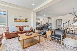 Modern 5BR Retreat with Hot Tub Cold Plunge & Park