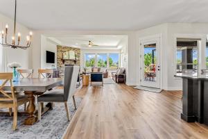 Modern 5BR Retreat with Hot Tub Cold Plunge & Park